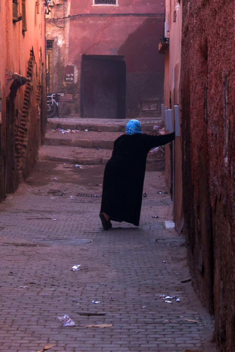 Donna con vestito nero