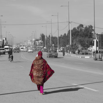 fotografia Marrakech donna con vestito rosso
