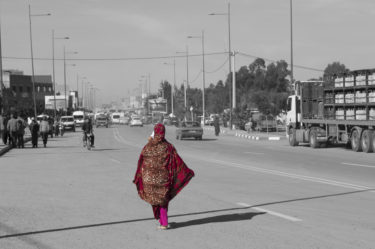 fotografia Marrakech donna con vestito rosso